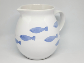 Witte kan van aardewerk met blauwe visjes
