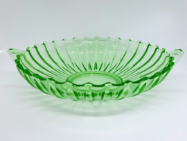 Art deco groene persglas schaal met handvatten