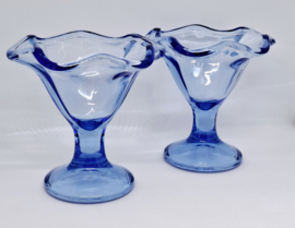 Vintage ijscoupes in blauw glas, Italië