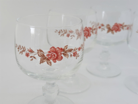 Vintage wijnglazen met bloemenrand