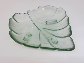 Vintage schaal van groen persglas in bladvorm