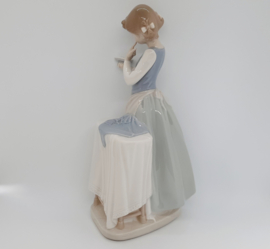 Vintage Lladro beeldje van een strijkend meisje, porselein