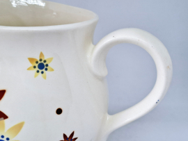 Brocante kan met bloemen, Annaburg, Duitsland