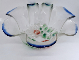 Vintage grote glazen schaal met bloemen