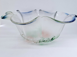 Vintage grote glazen schaal met bloemen