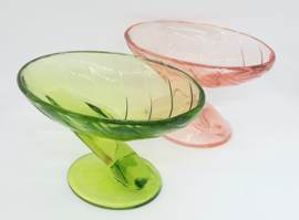 Twee vintage ijscoupes roze en groen, persglas