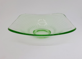 Groen vintage schaaltje van geslepen persglas