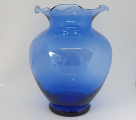 Vintage blauwe vaas van glas, geschulpte rand