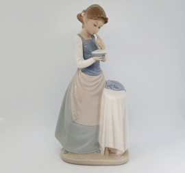 Vintage Lladro beeldje van een strijkend meisje, porselein