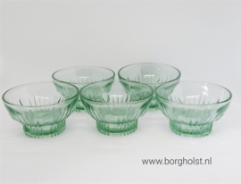 Vijf vintage groene persglas schaaltjes uit Frankrijk