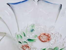 Vintage grote glazen schaal met bloemen