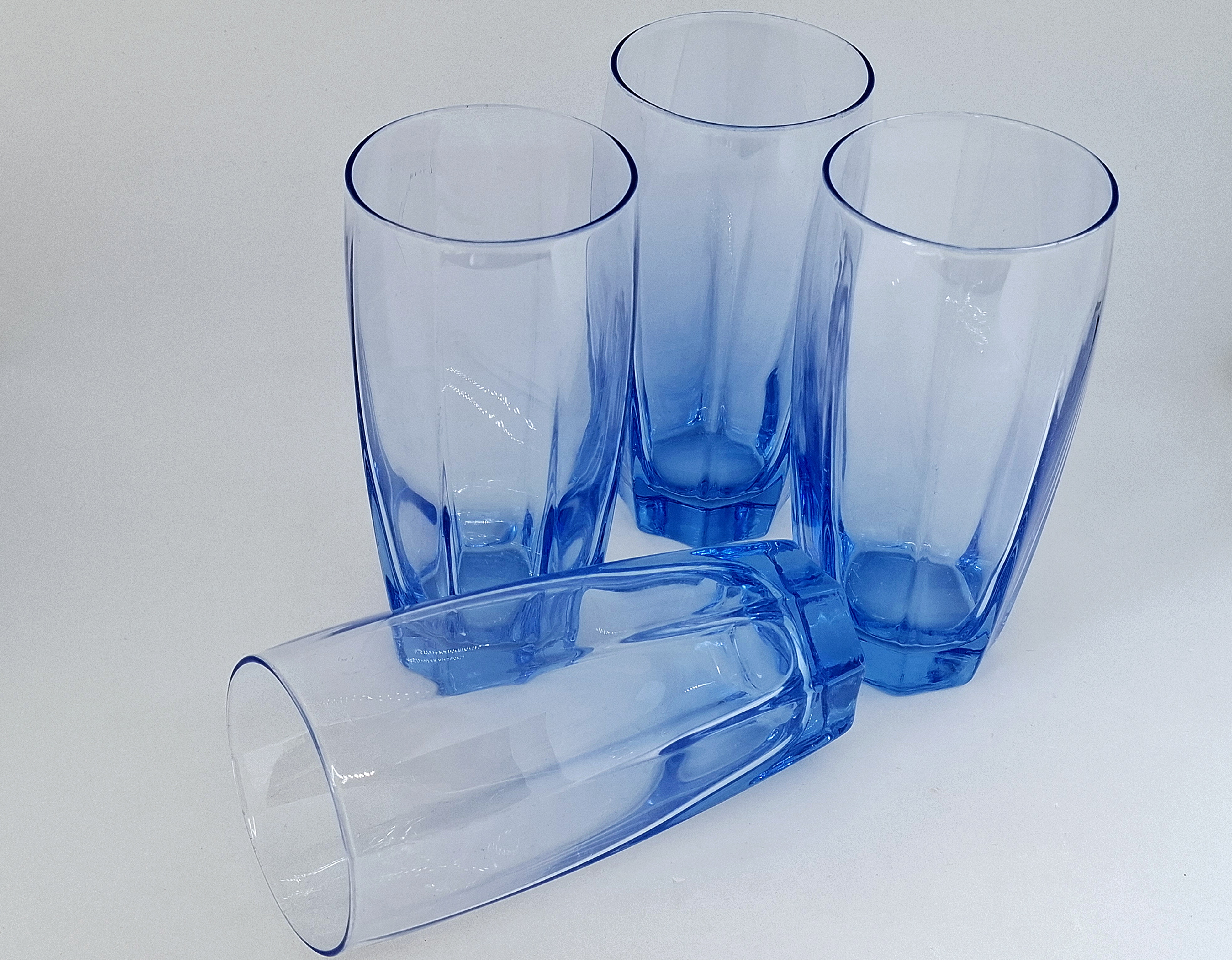 Vier vintage blauwe waterglazen