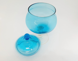 Vintage bonbonnière van blauw glas op voet