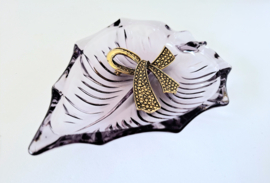 Vintage strikbroche, goudkleurig met zwart