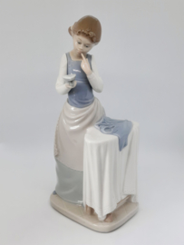 Vintage Lladro beeldje van een strijkend meisje, porselein