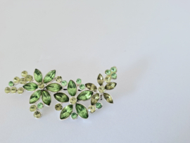 Vintage bloemenbroche met groene strass-steentjes