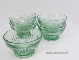 Vijf vintage groene persglas schaaltjes uit Frankrijk