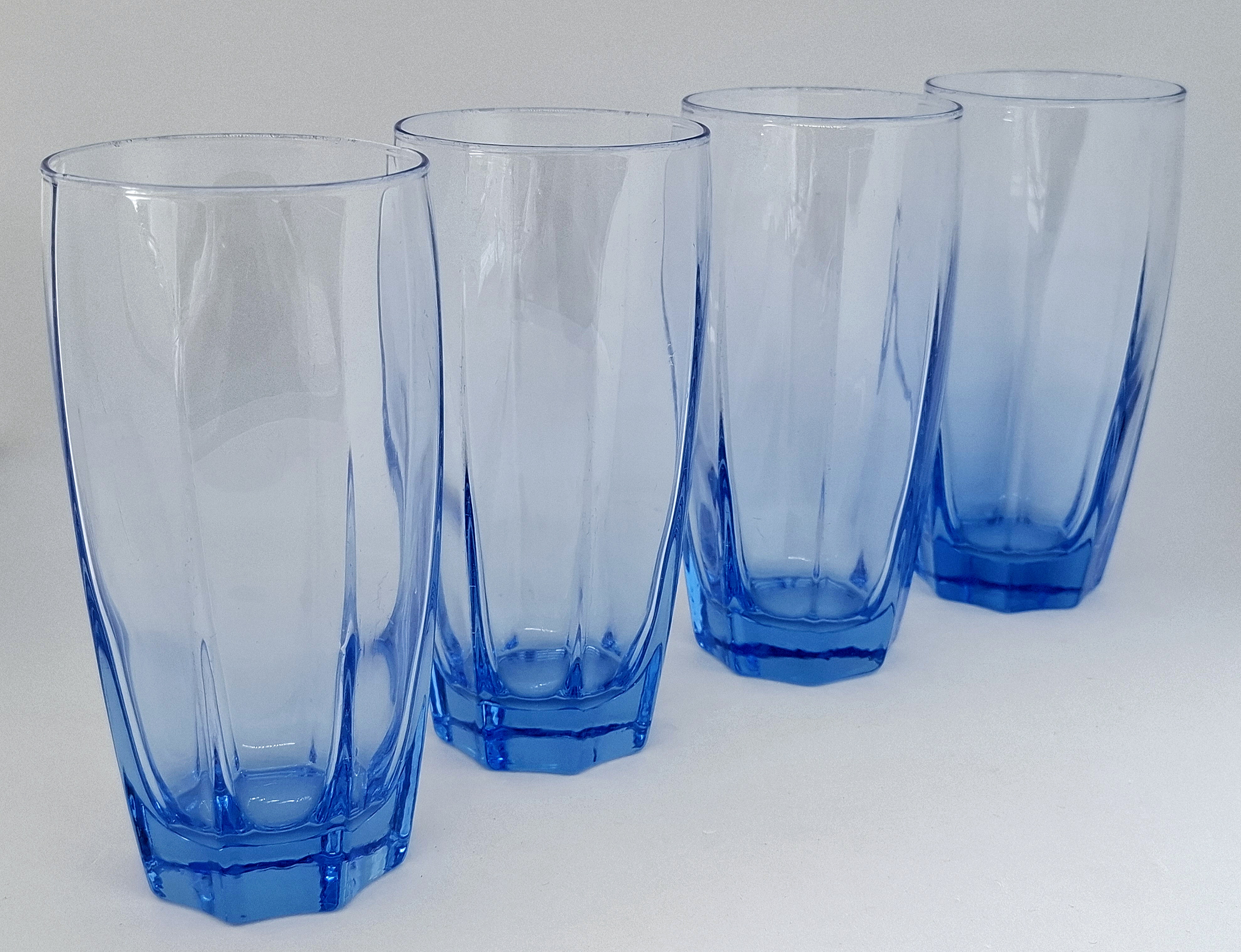 Vier vintage blauwe waterglazen