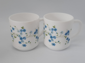 Twee vintage mokken of bekers Arcopal, Veronica 'myosotis'