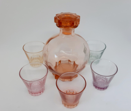 Vintage karaf van roze persglas (1950)