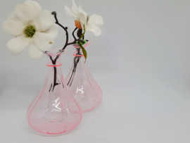 Twee kleine, roze vintage vaasjes , glas