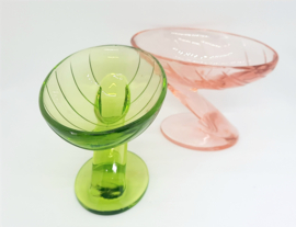 Twee vintage ijscoupes roze en groen, persglas