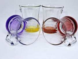 Vier vintage theeglazen met gekleurde bodem