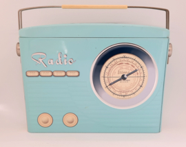 Vintage blik in de vorm van een retro radio