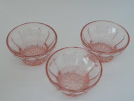 Drie vintage roze schaaltjes van persglas