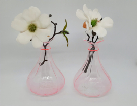 Twee kleine, roze vintage vaasjes , glas