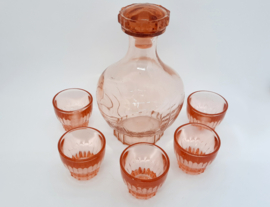 Vintage Frans roze karaf van persglas met vijf glaasjes
