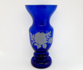 Antieke of oude kobaltblauwe glazen vaas