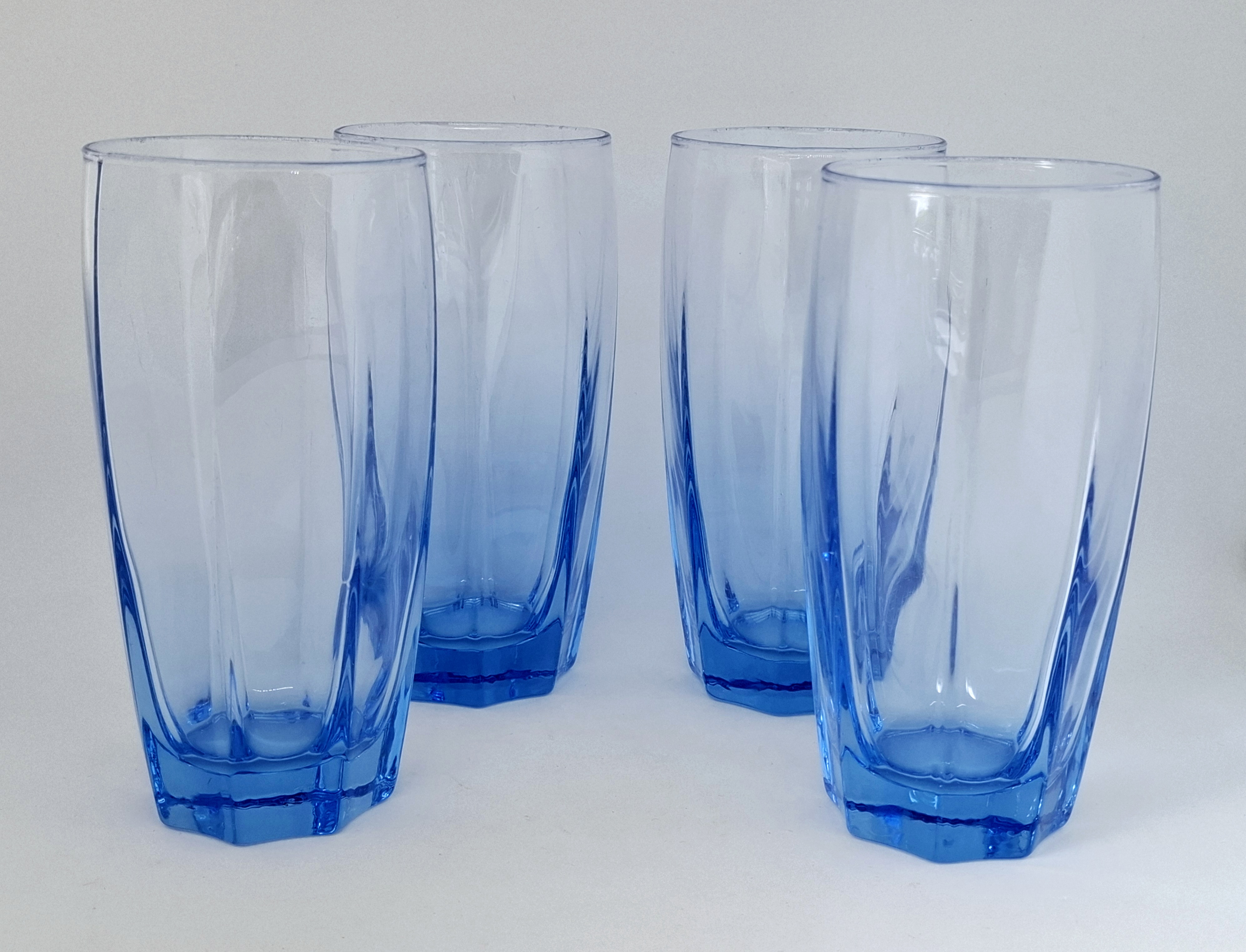 Vier vintage blauwe waterglazen