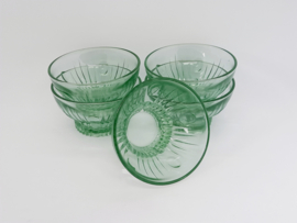 Vijf vintage groene persglas schaaltjes uit Frankrijk