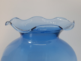 Vintage blauwe vaas van glas, geschulpte rand