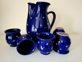 Kan en bekers, blauw aardewerk, vintage