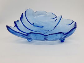 Vintage glazen schaal van blauw persglas, bladvorm