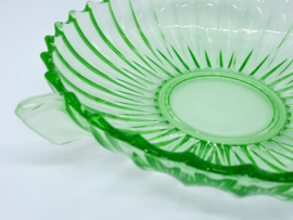 Art deco groene persglas schaal met handvatten