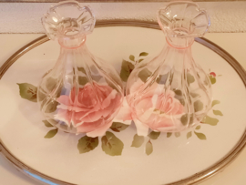 Twee kleine, roze vintage vaasjes , glas