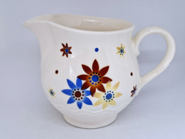 Brocante kan met bloemen, Annaburg, Duitsland