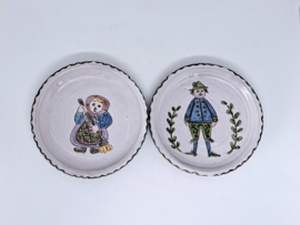 Twee aardewerk bordjes, WTP Holland