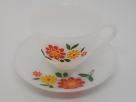 Vintage kop- en schotels met bloemen Arcopal, France