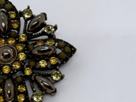 Vintage broche  of sierspeld in Victoriaanse stijl met strass