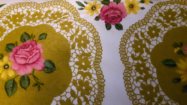 Vintage tafelkleed okergeel met een bloemenrand