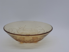 Amberkleurig schaaltje van persglas
