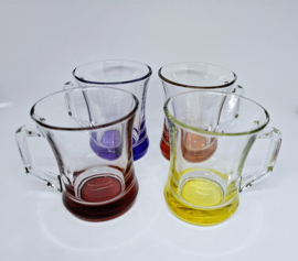 Vier vintage theeglazen met gekleurde bodem