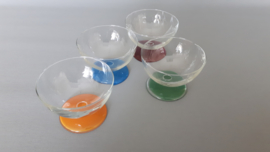 Vier coupes met gekleurde voet