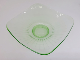 Groen vintage schaaltje van geslepen persglas