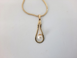 Vintage ketting, goudkleurig met faux parelhangertje