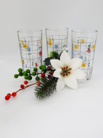 Drie retro limonadeglazen met bloemetjes